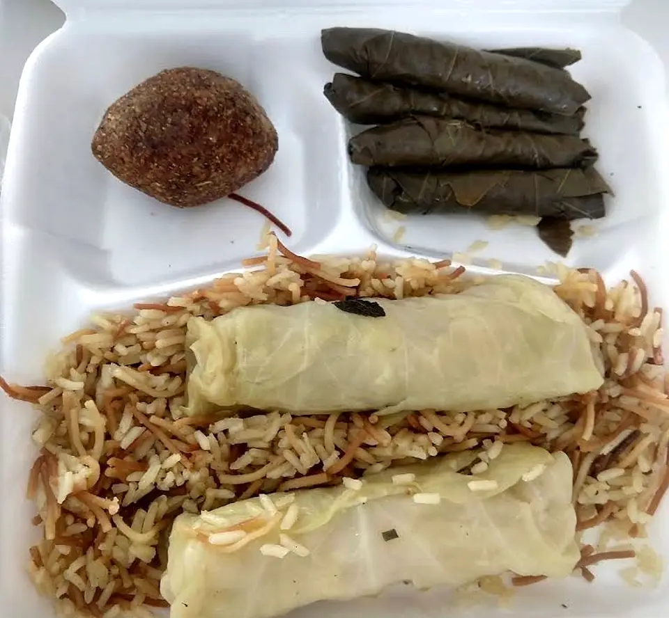 Combo libanés con kipe, hojas de parra y repollos sobre arroz con fideo